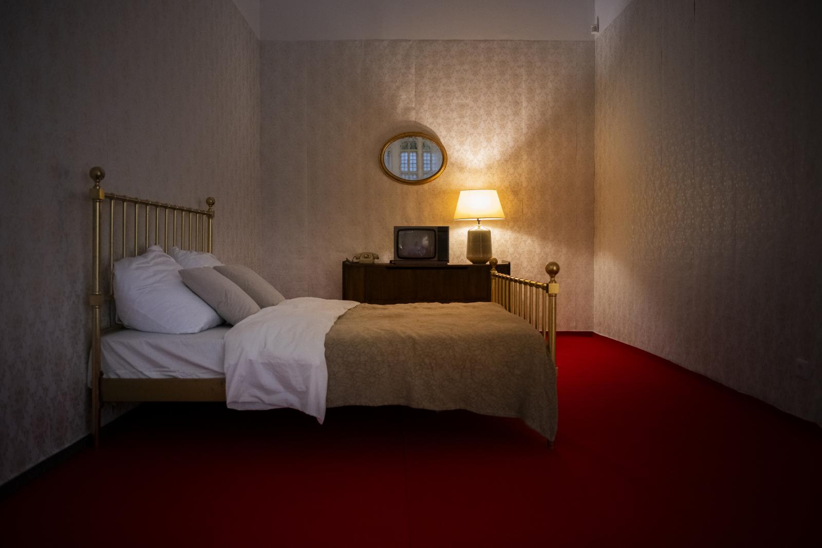 A kiállítótérben lévő hotelszoba