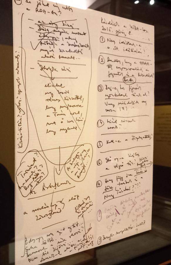 A kiállításon láthatjuk a Báró Wenckheim hazatér című regény kéziratának egy lapját az Osztrák Nemzeti Könyvtár (ÖNB) Irodalmi Archívumából