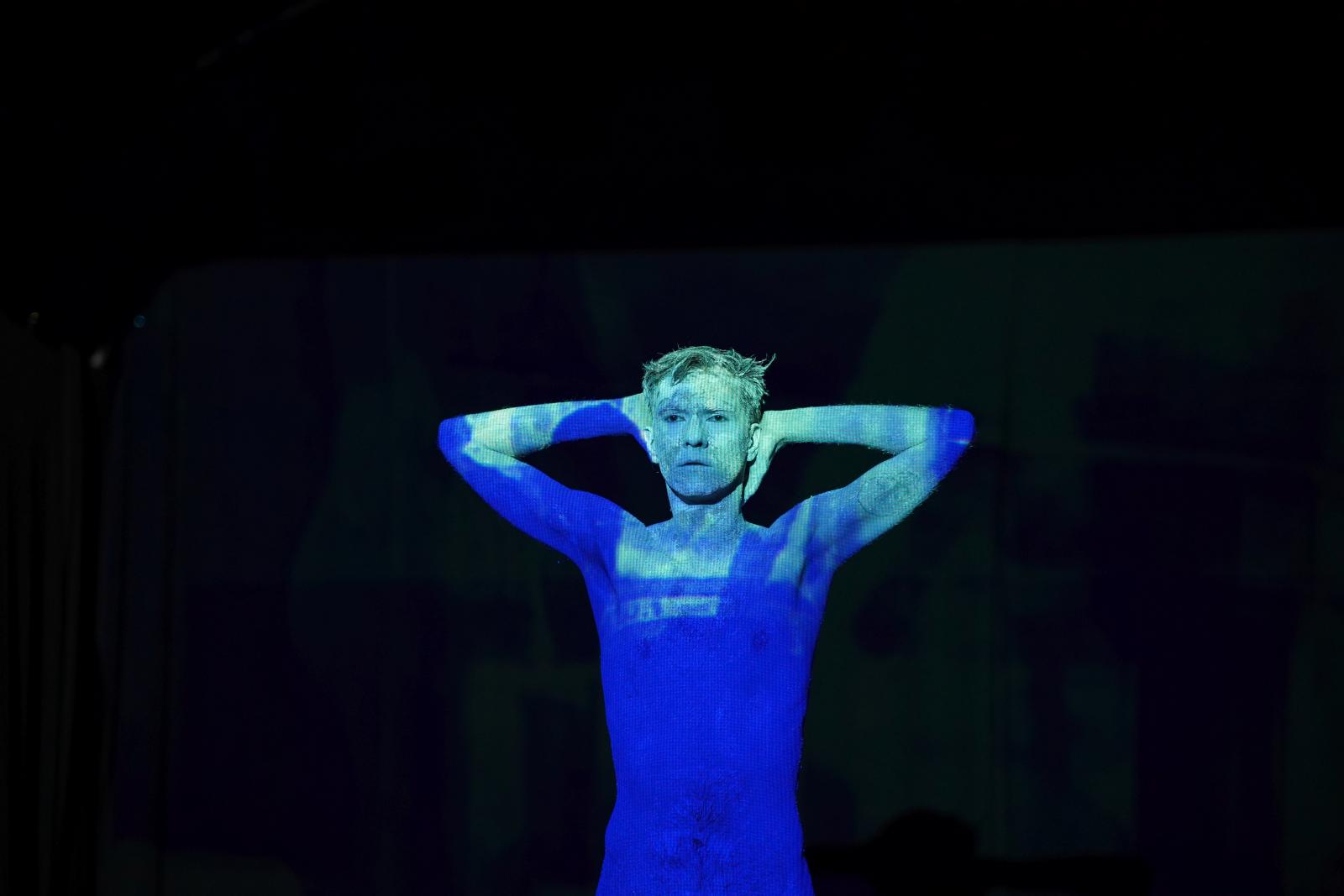 Bot Ádám táncművész Gálos László Semmi-szövegek – Hommage a Samuel Beckett című előadásában