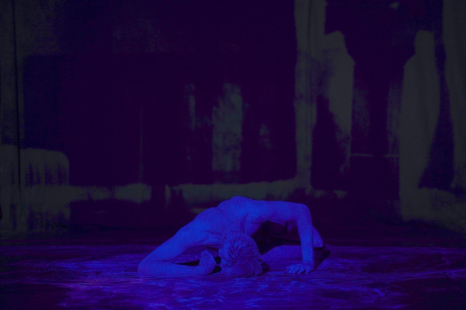 Bot Ádám táncművész Gálos László Semmi-szövegek – Hommage a Samuel Beckett című előadásában