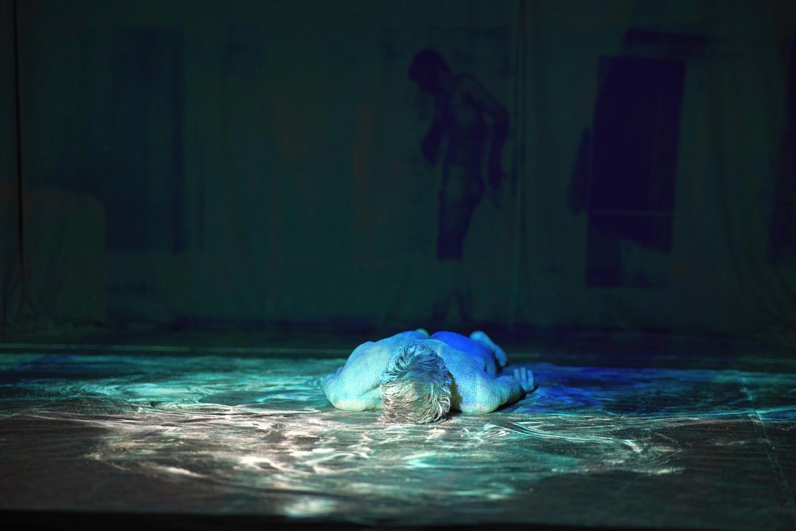 Bot Ádám táncművész Gálos László Semmi-szövegek – Hommage a Samuel Beckett című előadásában