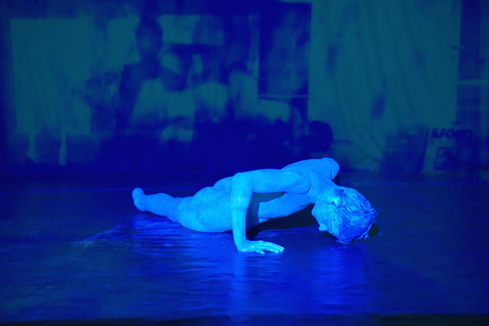 Bot Ádám táncművész Gálos László Semmi-szövegek – Hommage a Samuel Beckett című előadásában