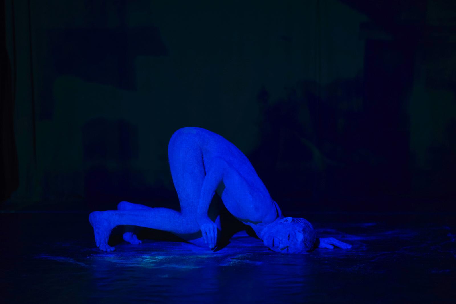 Bot Ádám táncművész Gálos László Semmi-szövegek – Hommage a Samuel Beckett című előadásában