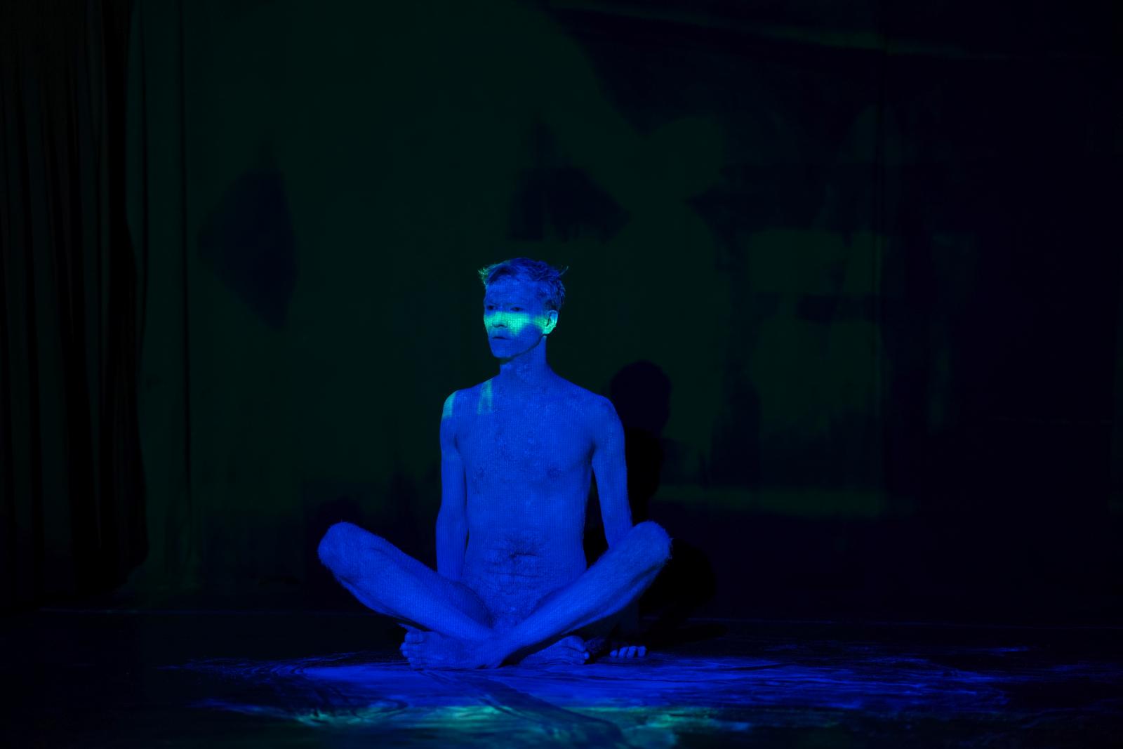 Bot Ádám táncművész Gálos László Semmi-szövegek – Hommage a Samuel Beckett című előadásában