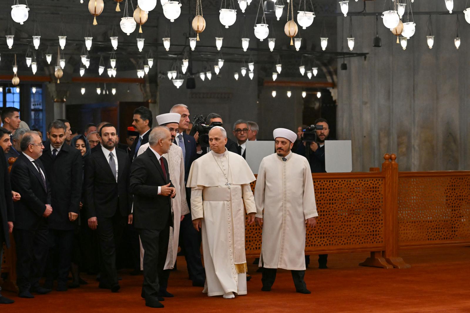 A katolikus egyházfő látogatása szombat reggel az isztambuli kék mecsetben
