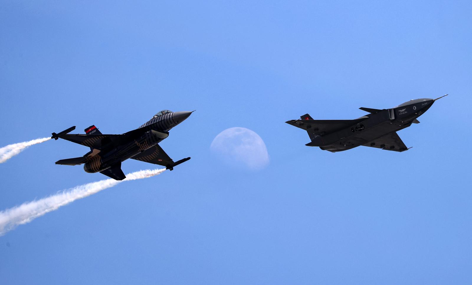 Törökország első pilóta nélküli harci repülőgépe, a Bayraktar Kizilelma F–16-os vadászgép kötelékében