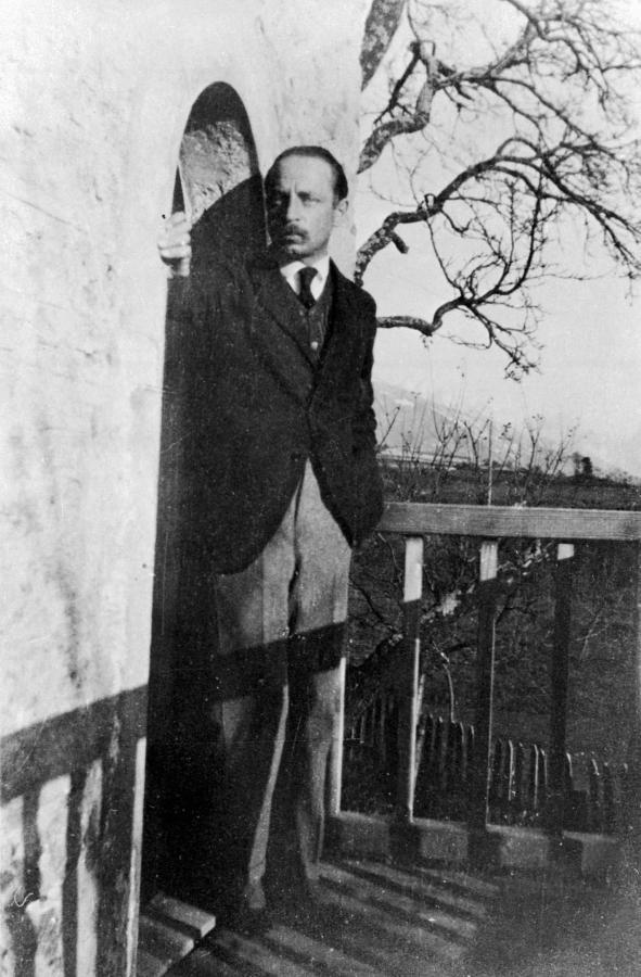 Rainer Maria Rilke 1923-ban a dél-svájci Valais kantonban lévő Muzot középkori lakótoronyában, ahol élete utolsó éveit töltötte 