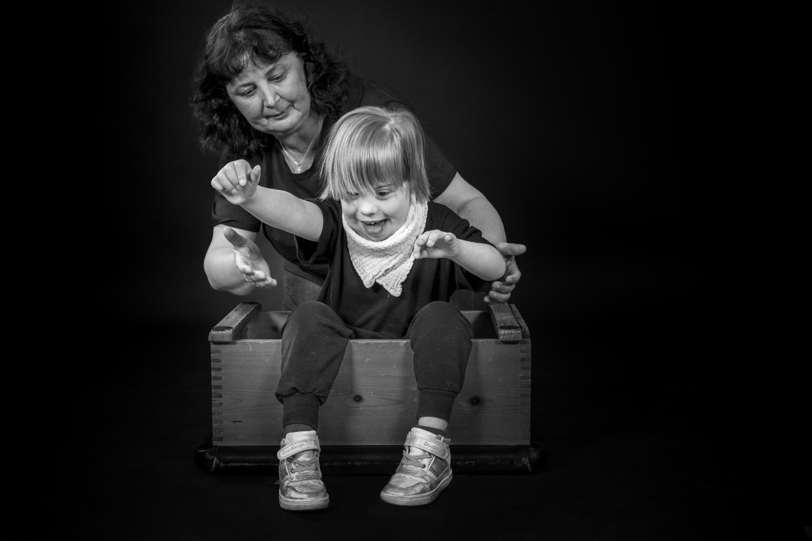 A Barcsi Szivárvány Egységes Gyógypedagógiai Módszertani Intézmény EGYMI „Mert hozzád tartozom” című fotókiállítása a Barcsi Városi Könyvtárban.
Fotón: Papp Henrietta