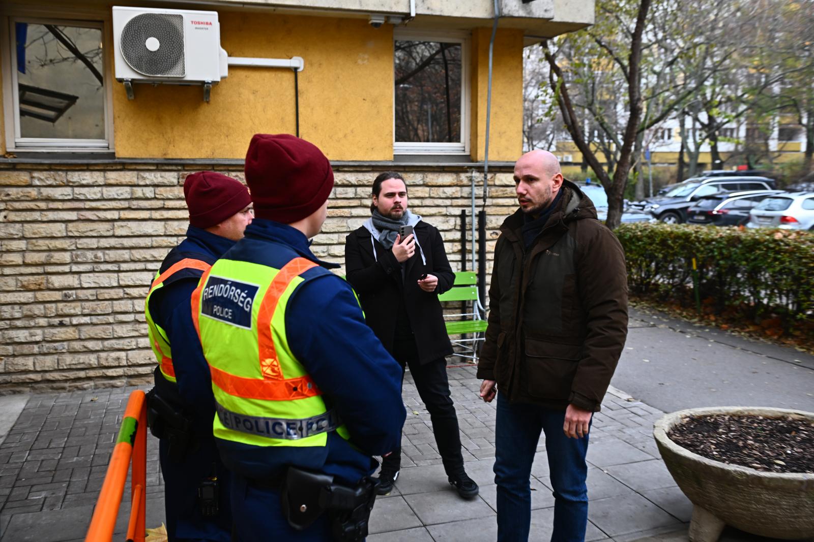 Rónai Sándor a Budapesti Javítóintézet előtt december 9-én