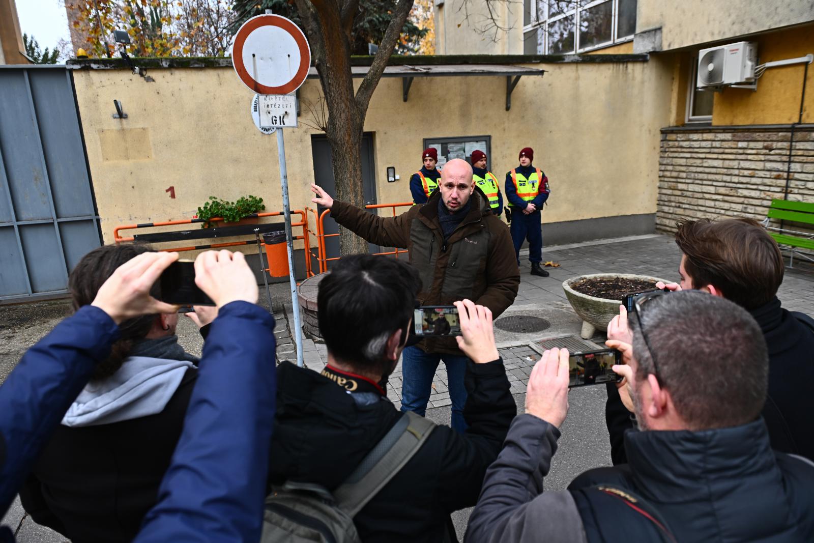 Rónai Sándor a Budapesti Javítóintézet előtt december 9-én
