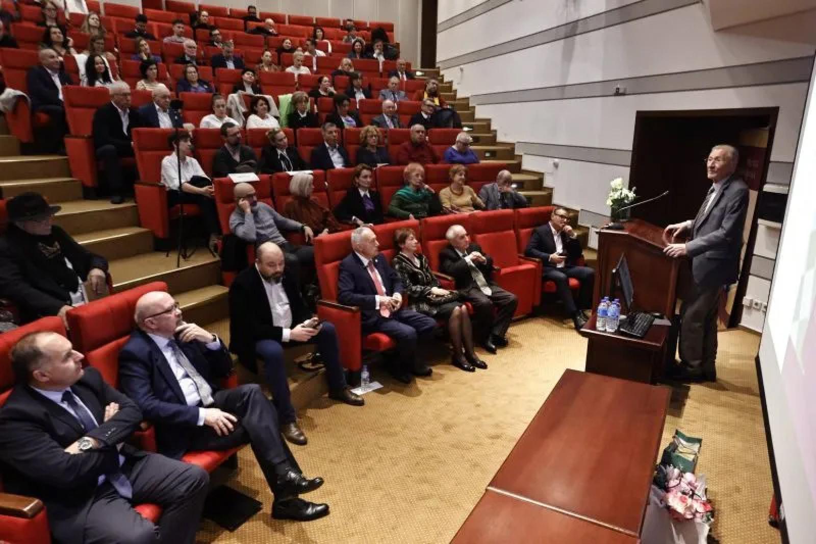 Az exállamfő, négy egykori miniszterelnök, több volt román miniszter, továbbá képviselők, szenátorok is megjelentek a bemutatón