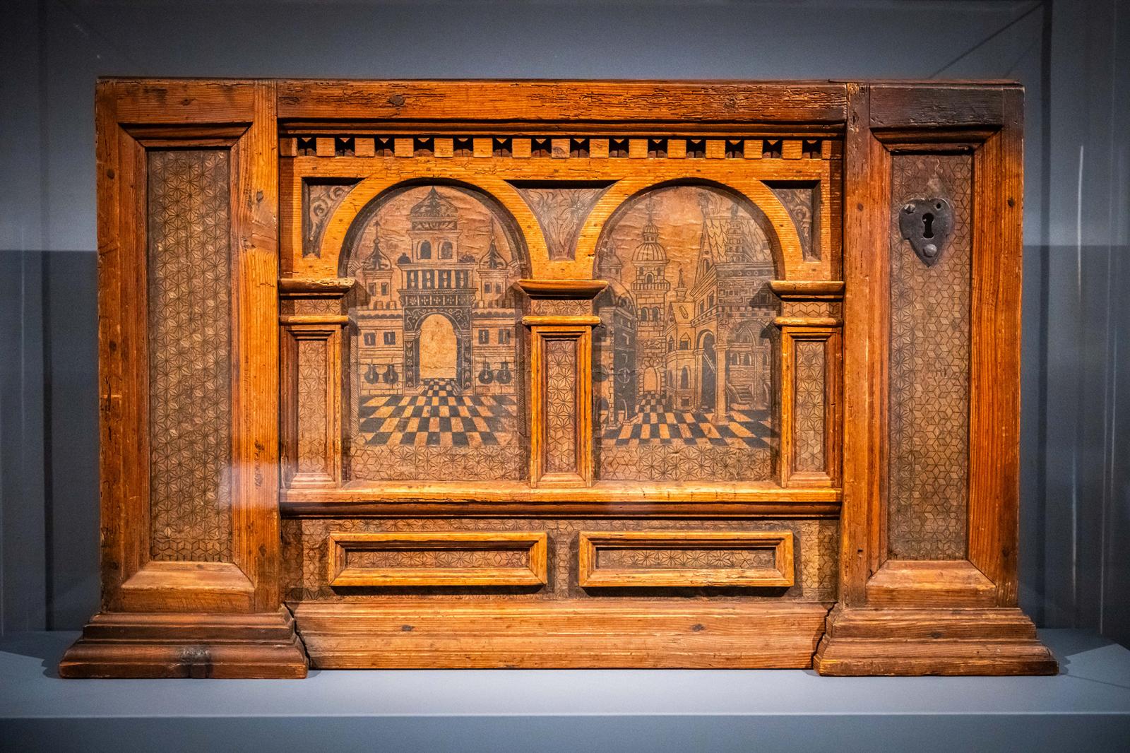 Ideális architektúra: a XVII. századi ládára Erasmus Loy architekturális kompozícióit másoló nyomatokat ragasztottak