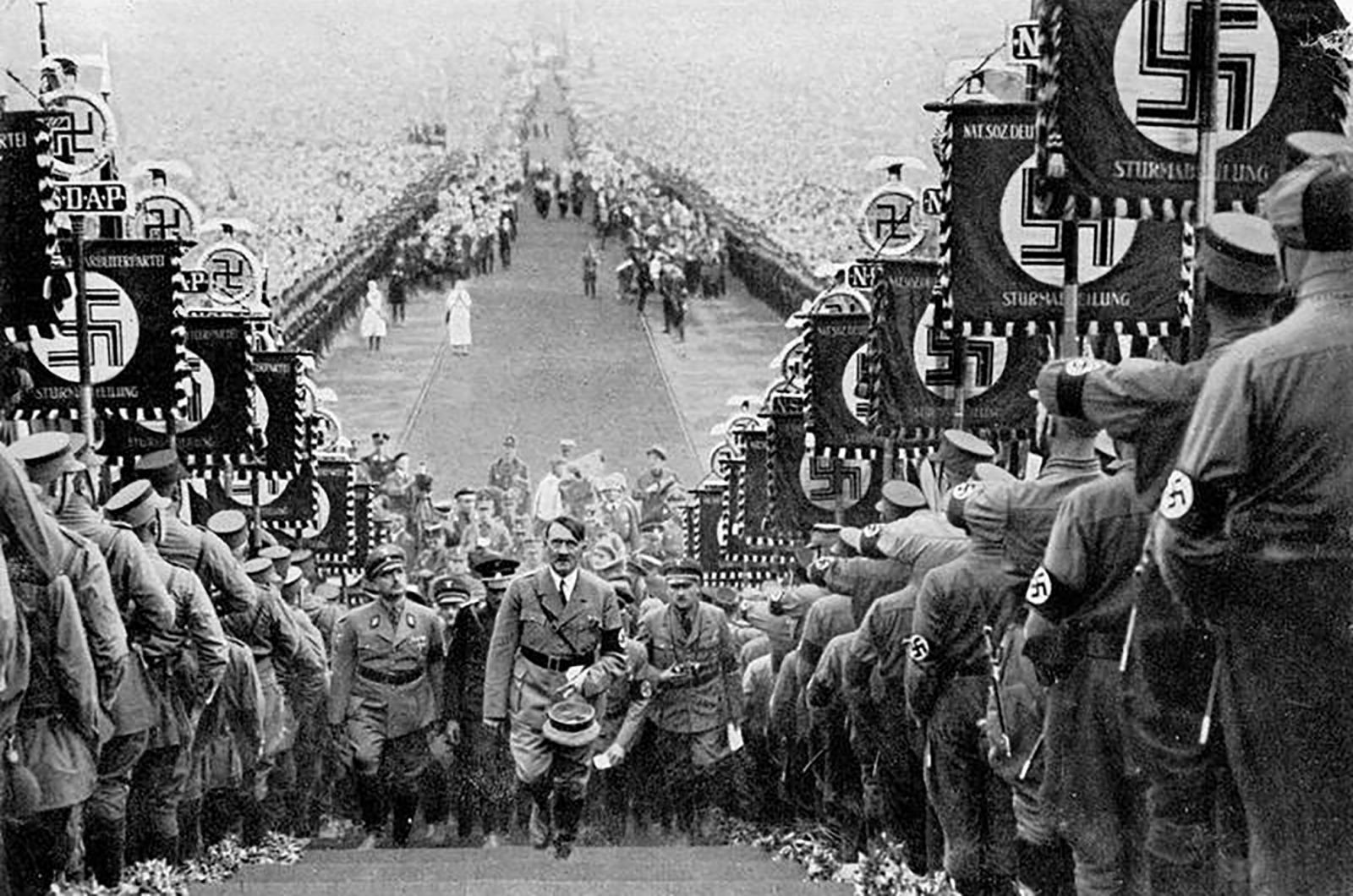 Hitler bevonulása a világ tán leghíresebb propagandafilmjében, a Leni Riefenstahl által rendezett Az akarat diadalában