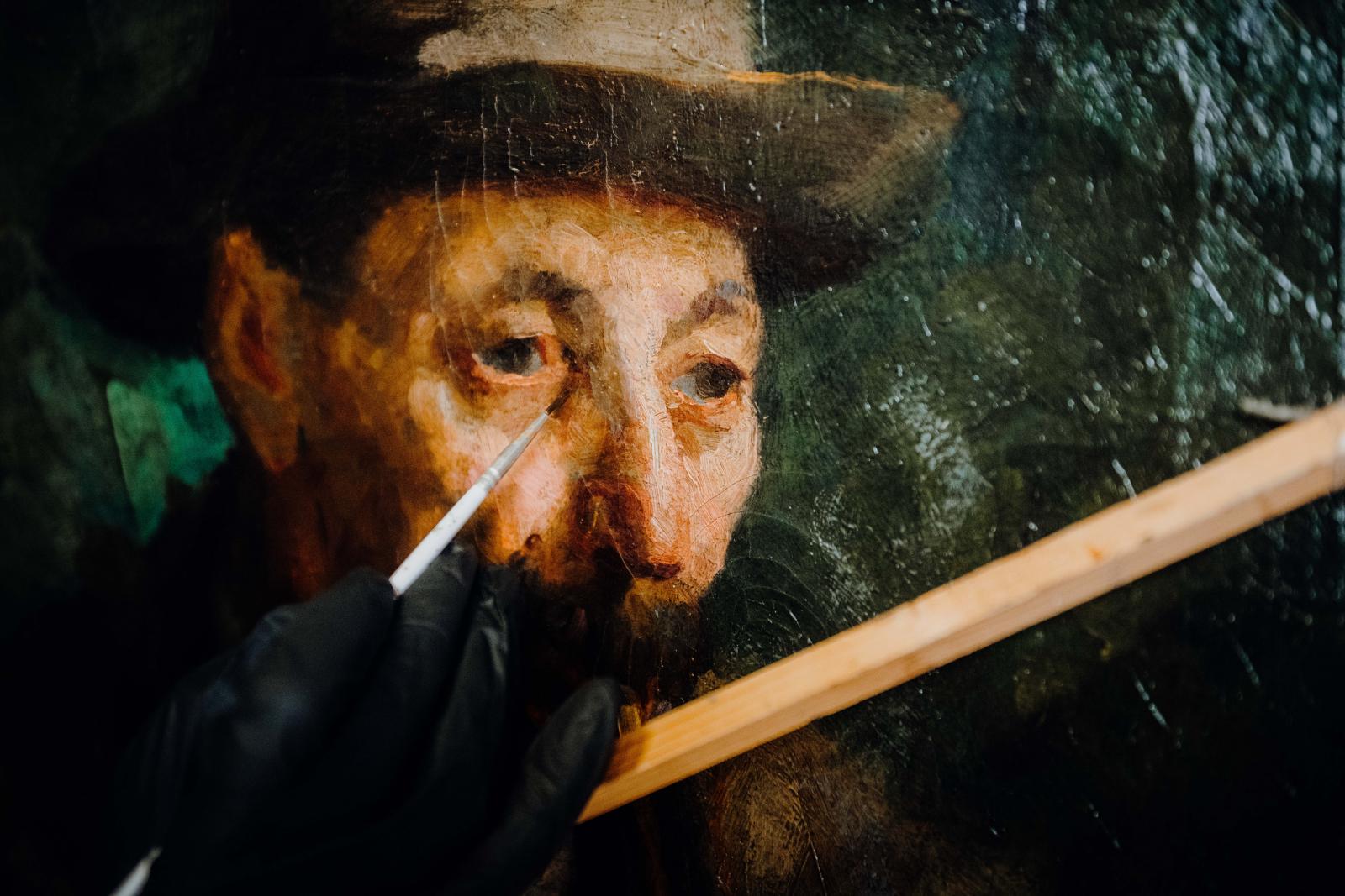 A sérült képeket az eredetihez igazodva kell kiegészíteni, hogy minél kevésbé legyenek láthatók a hiányok