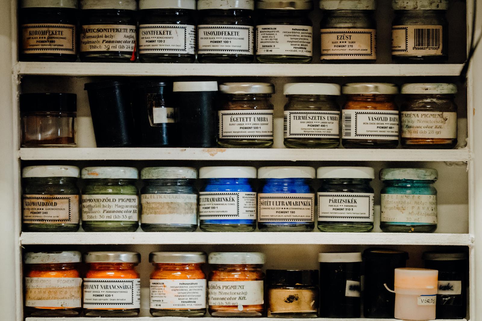 A restaurátor műhelyében számos eszköz található, mint például a festékporok