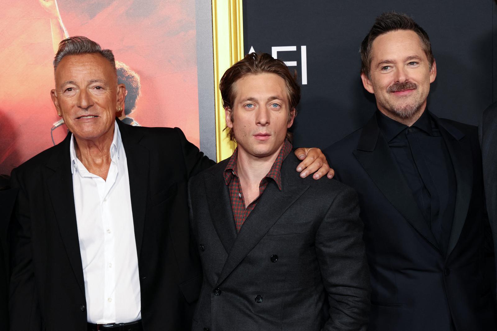 Bruce Springsteen, Jeremy Allen White és Scott Cooper a premieren