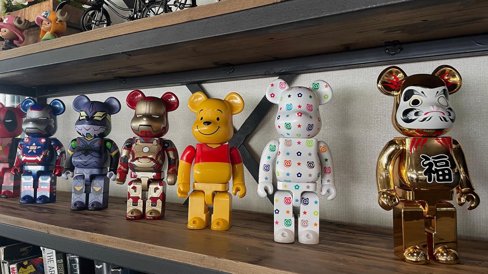 Bearbrick azért vált a streetwear, a divatházak és a kortárs művészek kedvenc felületévé, mert „üres vászon”. Egyforma teste végtelen jelentéssel párosul