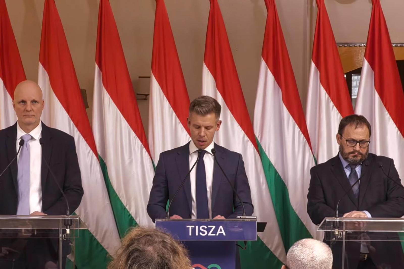 Tanács Zoltán, Magyar Péter és Kármán András a Tisza Párt évindító nemzetközi sajtótájékoztatóján január 5-én