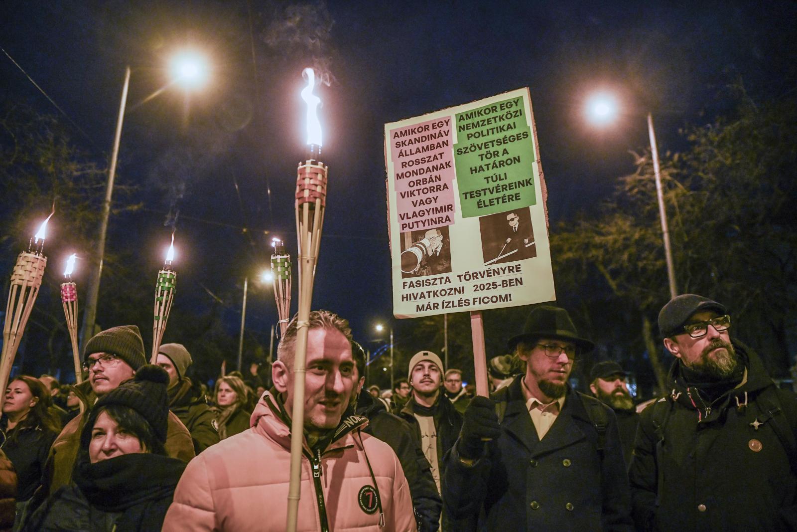 Január 3-án több százan tüntettek a budapesti szlovák nagykövetség előtt a kollektív bűnösséget kimondó Beneš-dekrétumok ellen