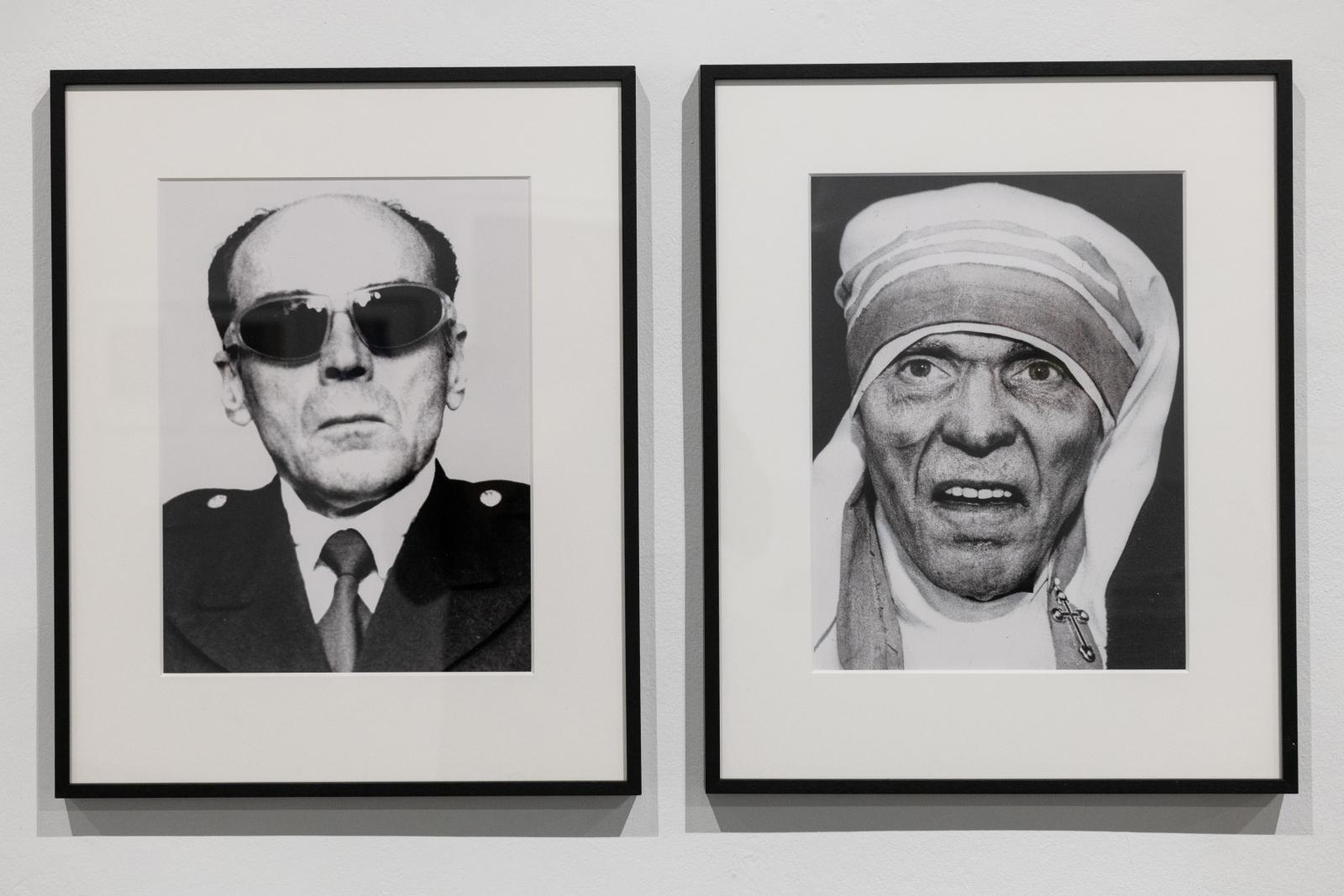 Tomasz Machciński lengyel fotográfus saját magáról készített önarcképeket, melyeken történelmi személyeknek, politikusoknak vagy művésznek öltözött be