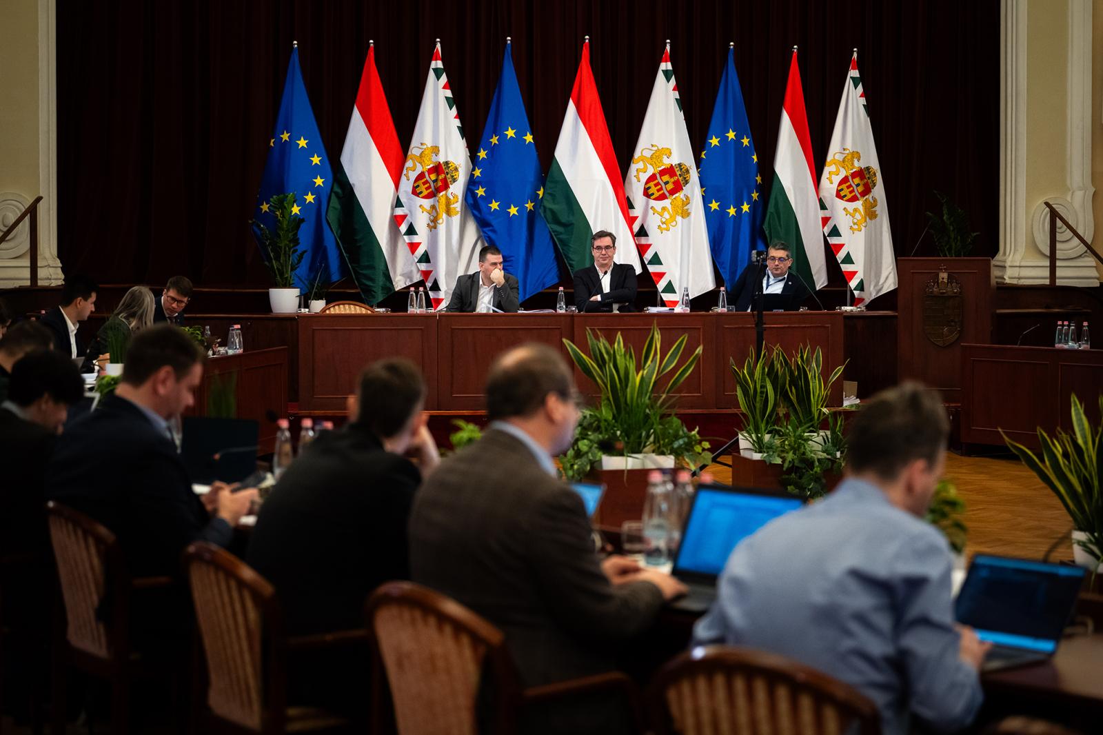 Munkában a Fővárosi Közgyűlés. Ha a Fidesz nyer áprilisban, könnyen lehet, hogy alapjaiban változik meg a grémium működése