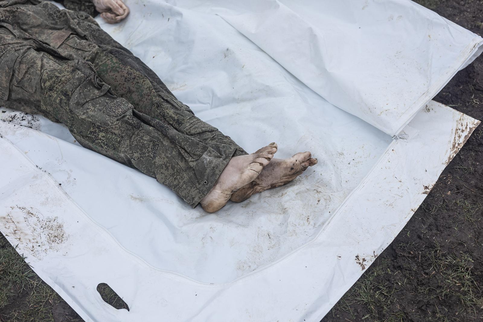 Halott orosz katona
exhumálása
Ukrajnában. Az
eddigi veszteségek
mindkét
oldalon egyaránt
300 ezer fő körüliek
lehetnek