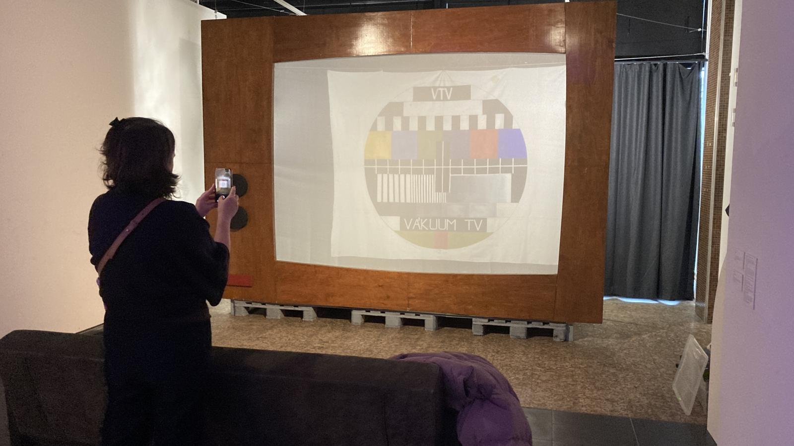 A Vákuum TV nagy méretű, fából készült tévékerete