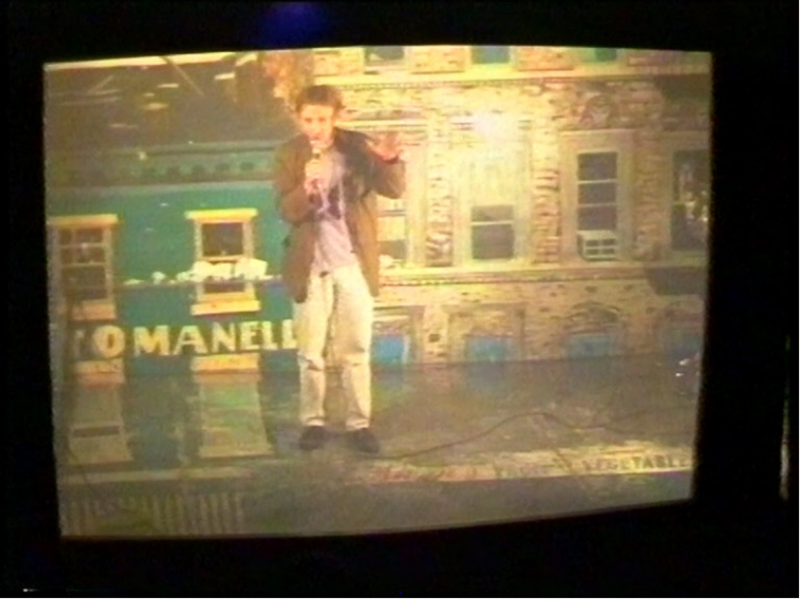 A Vákuum TV nagy méretű, fából készült tévékerete