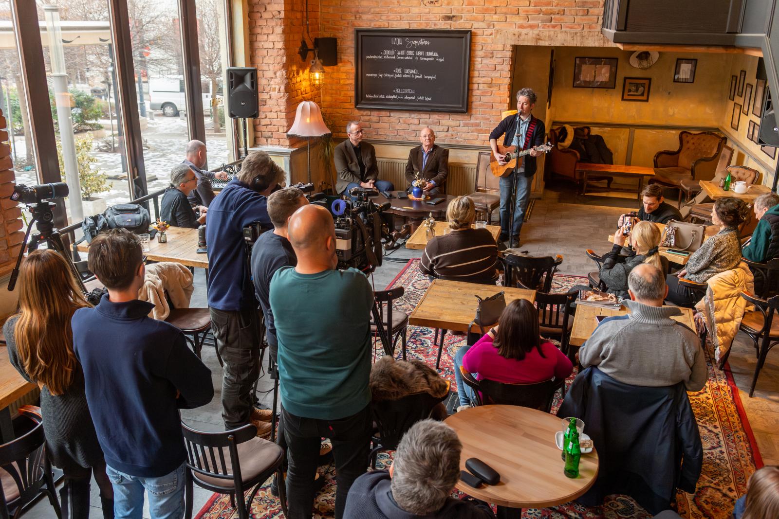 A húsz közös dal közül tíz került fel Járai Márk első szólóalbumára