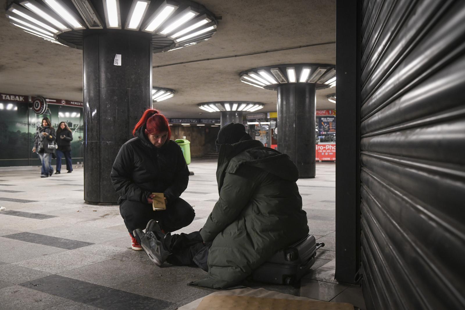 Az Astoria aluljárójánál is akadt dolguk a segítőknek