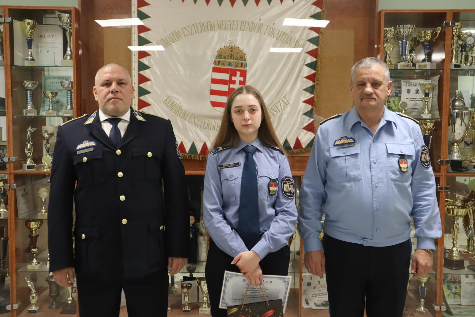 Boross Zoltán László dandártábornok elismerésben részesítette Kopás Rebeka őrmestert