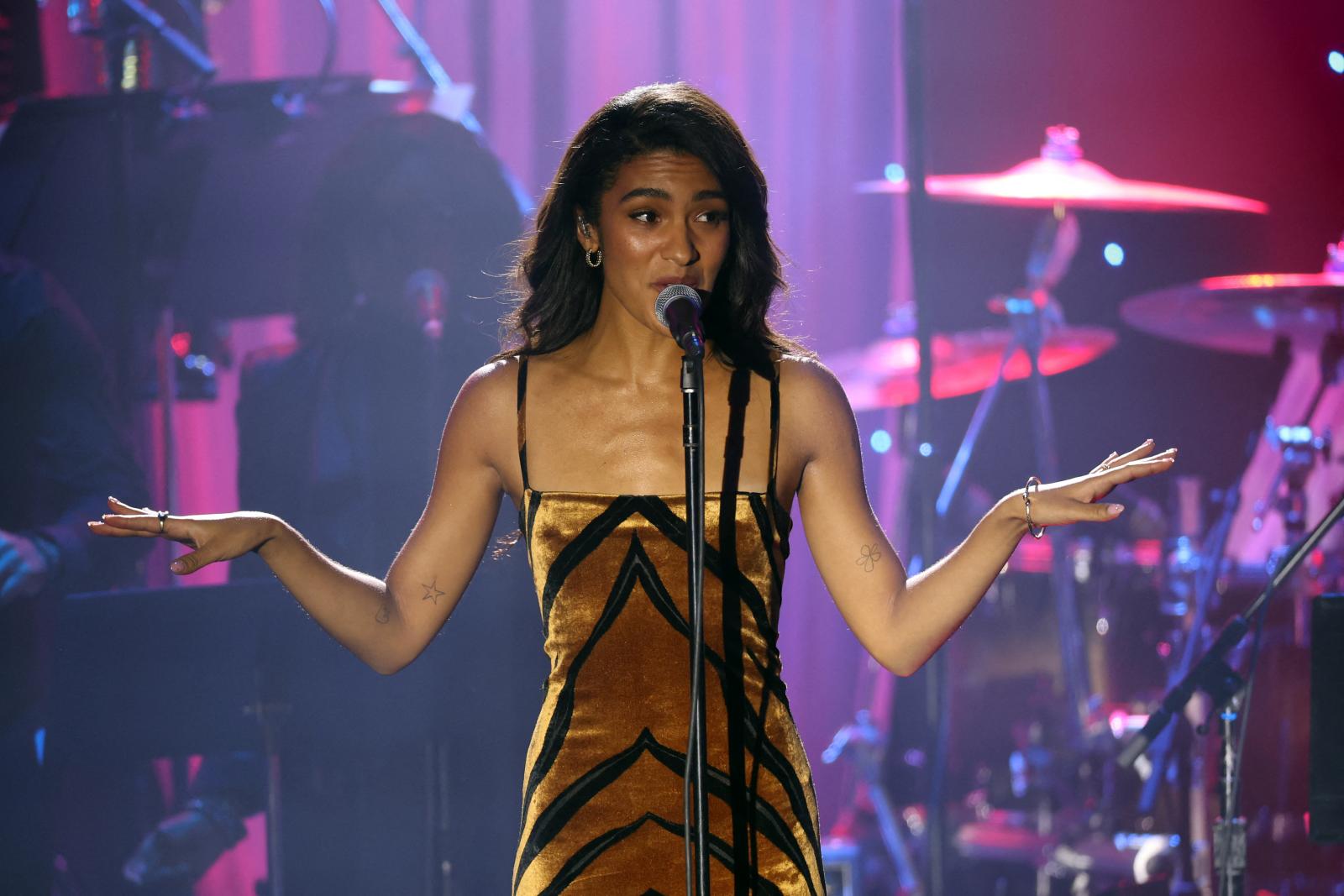 Olivia Dean fellépése a 2026-os Grammy-díjkiosztó gálán 