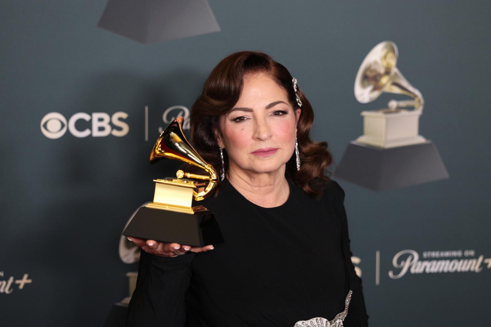Gloria Estefan a legjobb trópusi latin albumért járó elismeréssel a 2026-os Grammy-díjkiosztó gálán 