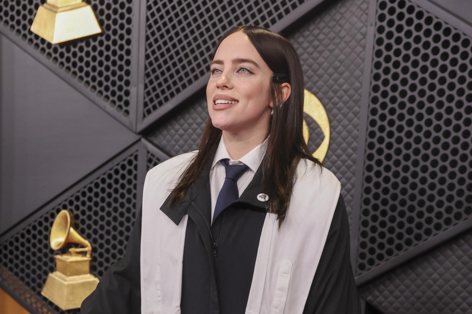 Billie Eilish ICE OUT kitűzővel a 2026-os Grammy-díjkiosztó gálán 