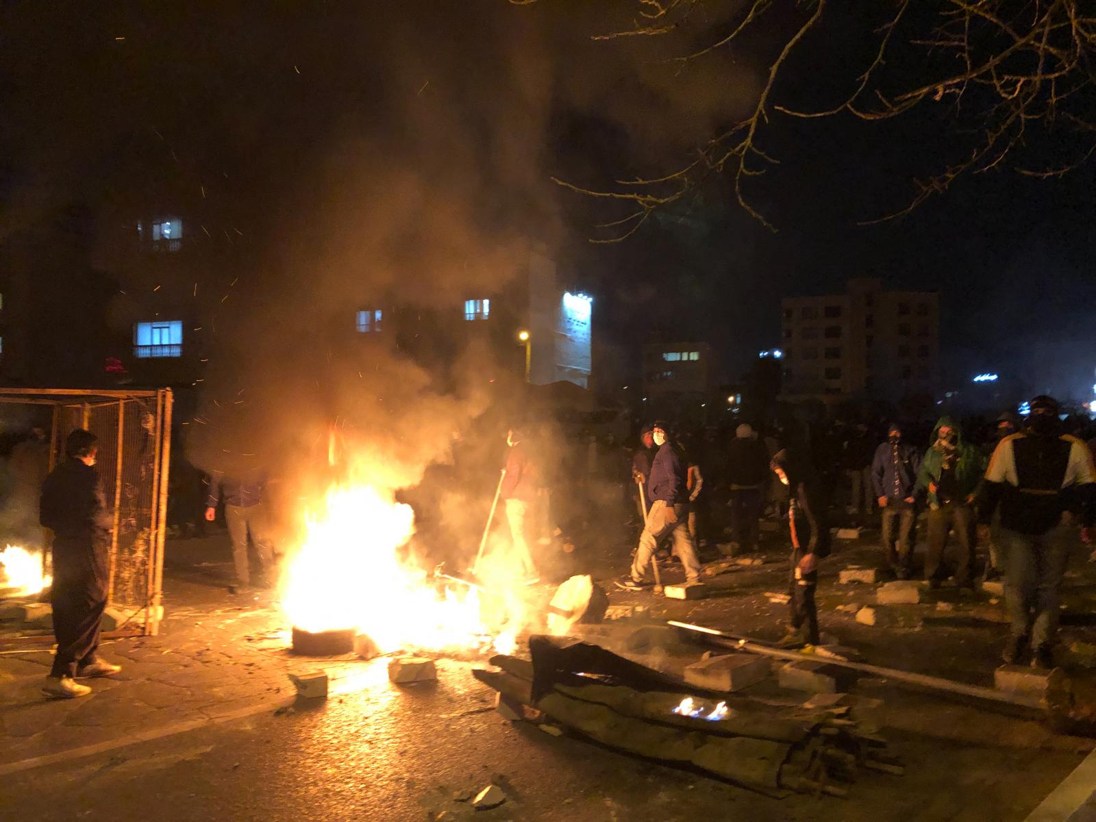 Égő utca Teheránban 2026. január 9-én