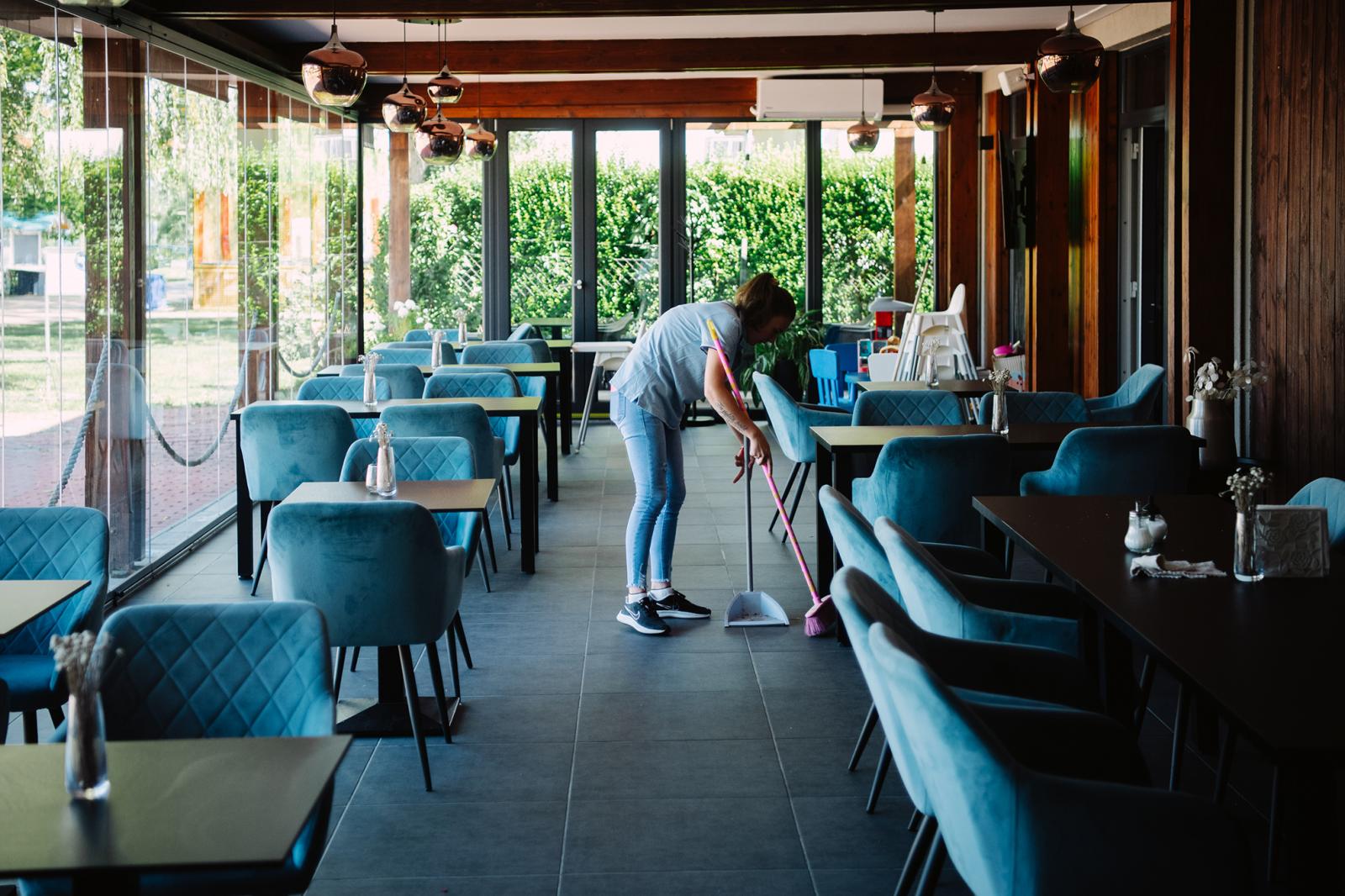 Balaton-parti étterem, vendégek nélkül. A kormány mentőcsomagja nem mindenkinek kedvez