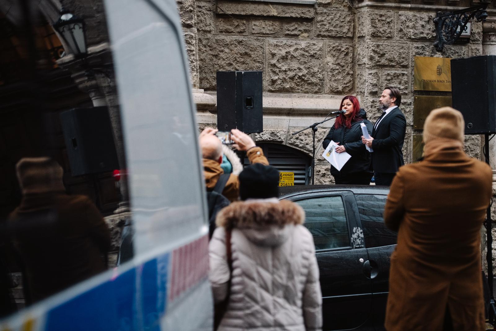 Tóth-Lakos Fruzsina felszólalás közben egy 2024. december 11-i tüntetésen