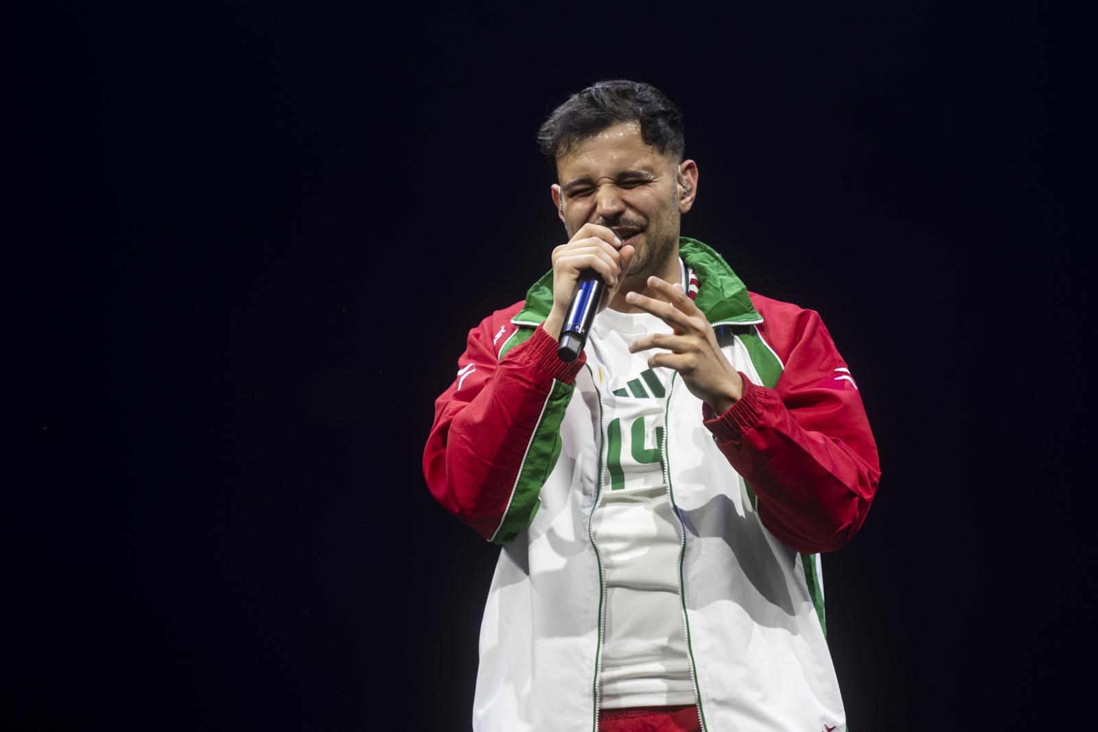 Beton.Hofi 0 című lemeze kísérletezőbb, mint előző, 2022-ben megjelent Playbánia című albuma, amely így is még mindig a top 10 legkeresettebb albumok egyike