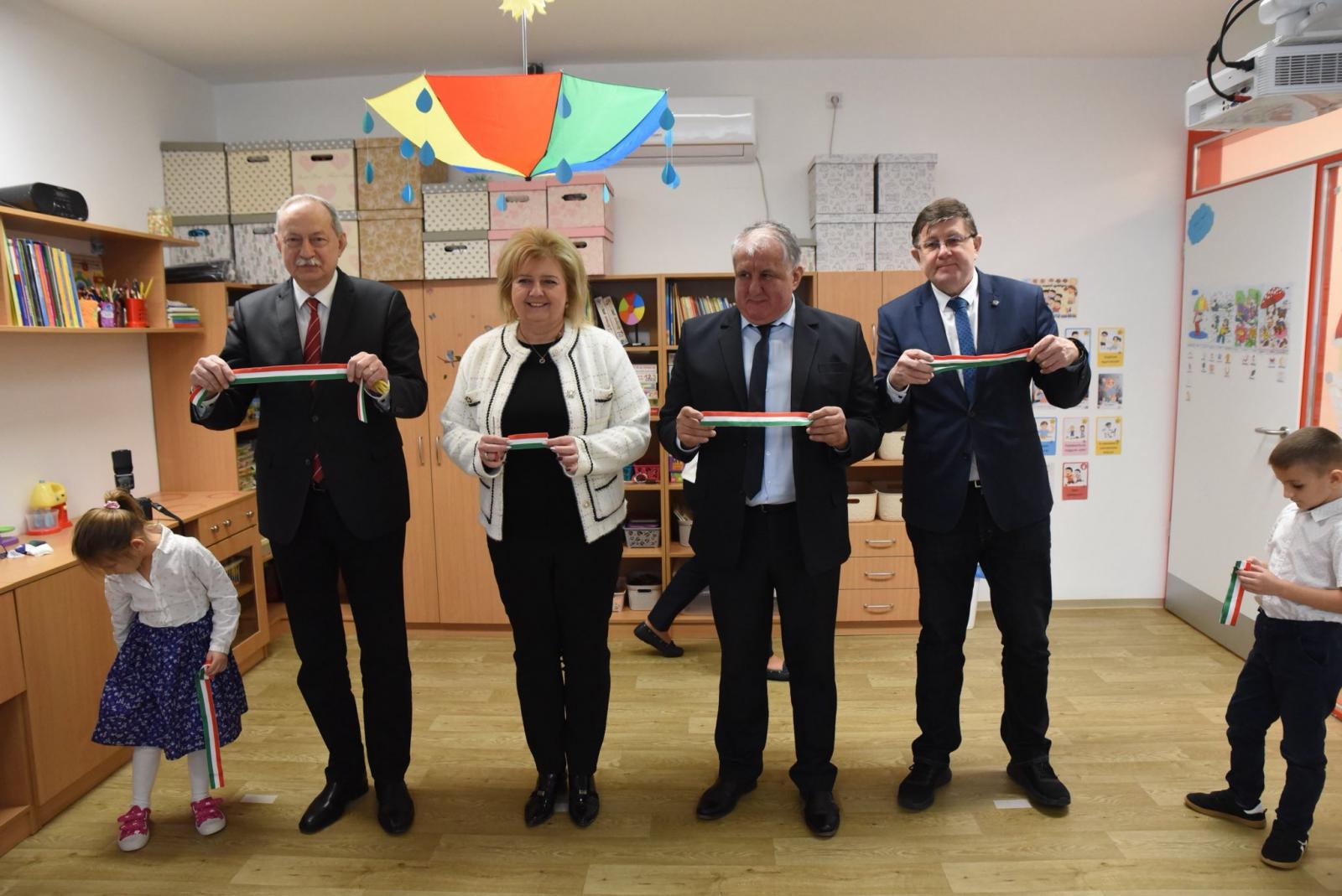 Vág, mutat, beszél, gratutál, etc., és bár mindenkit kellene képviselnie, mégis pártpolitizál minden szégyenérzet nélkül