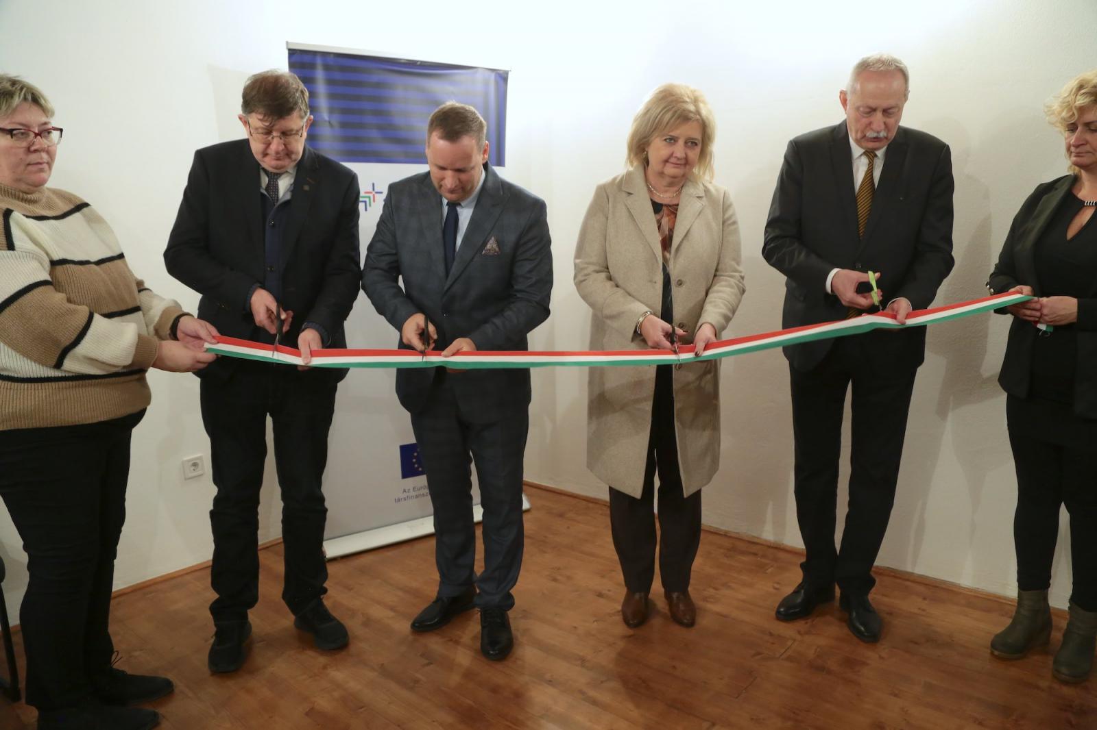 Vág, mutat, beszél, gratutál, etc., és bár mindenkit kellene képviselnie, mégis pártpolitizál minden szégyenérzet nélkül