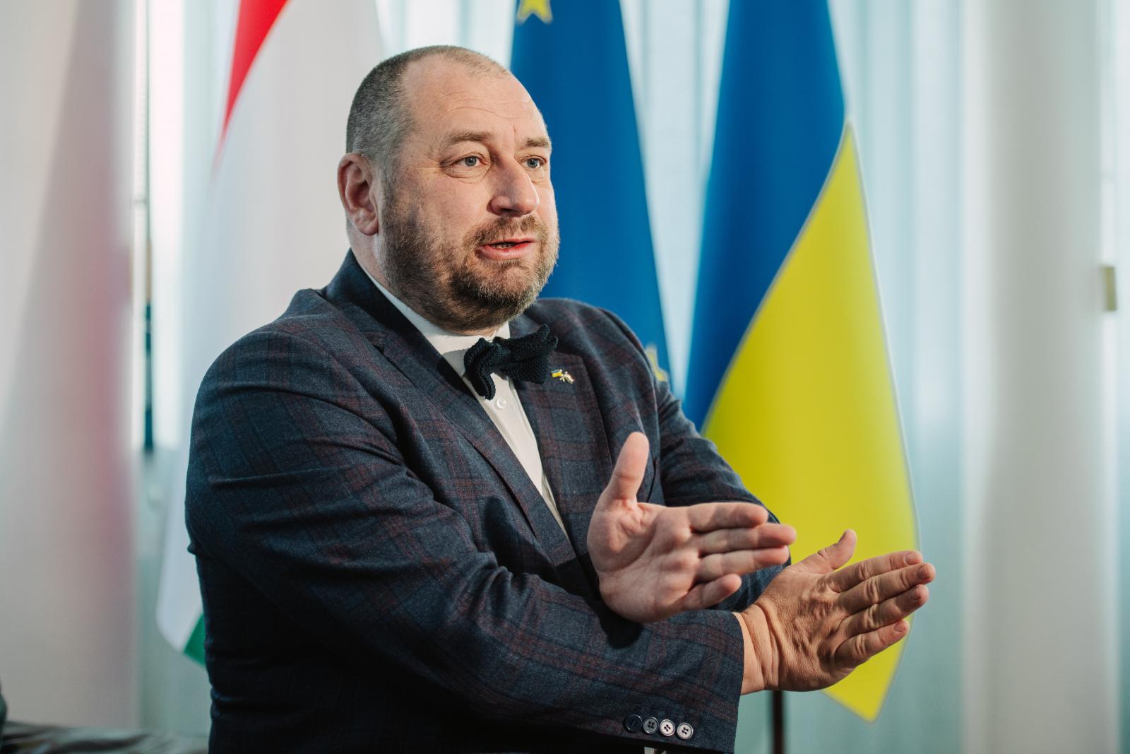 Fegyir Sándor ma a magyar testvérvárosok segélyét viszi a frontra