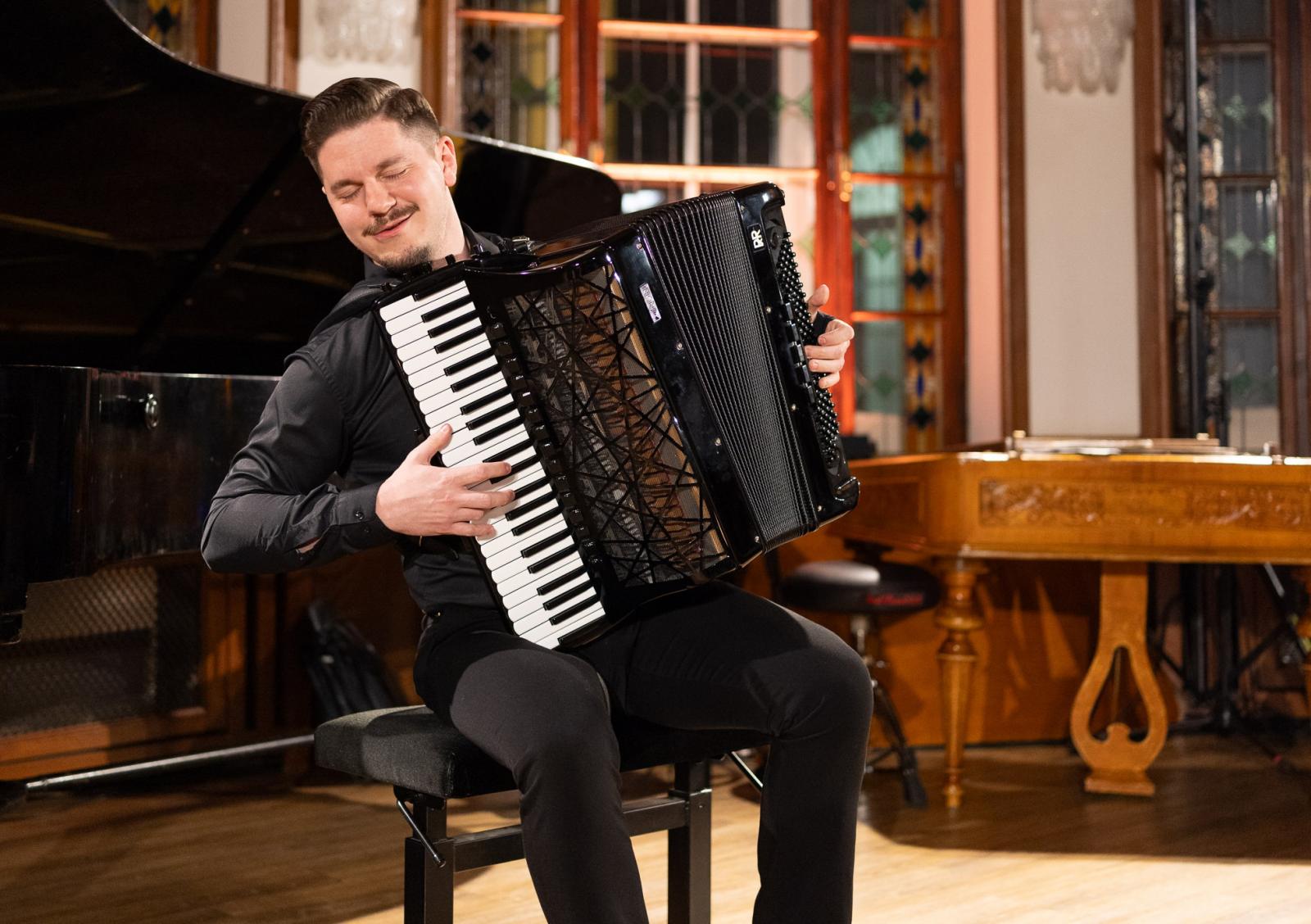 A moldáv harmonikaművész, Radu Ratoi elvarázsolta a közönséget. Hangszere 4800 darabból épült három év alatt, 17,5 kilót nyom