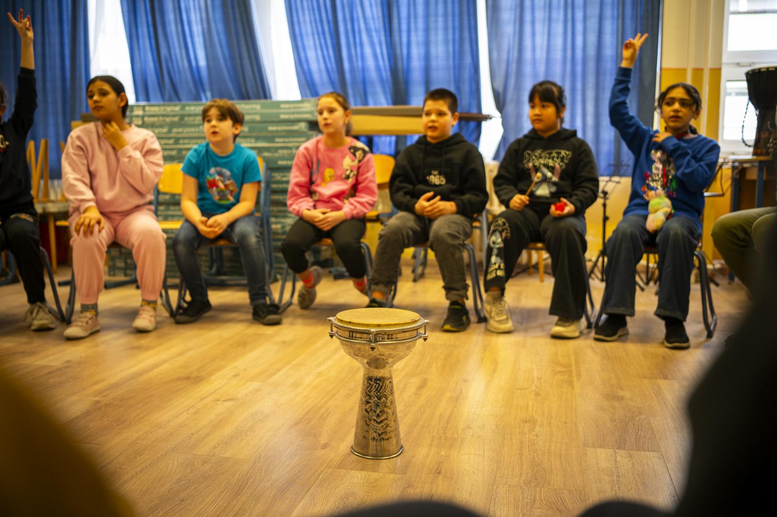 A superaros énekóra szinte végig mozgásban telik. Összetett, ritmusos taps vagy lábdobogás kíséri a dallamokat