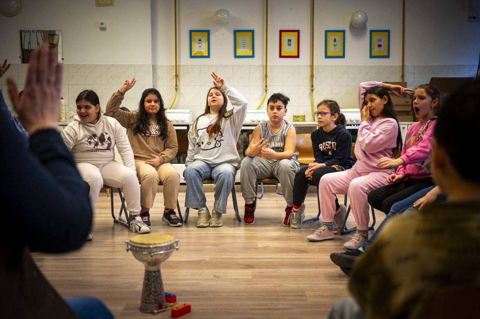 A superaros énekóra szinte végig mozgásban telik. Összetett, ritmusos taps vagy lábdobogás kíséri a dallamokat