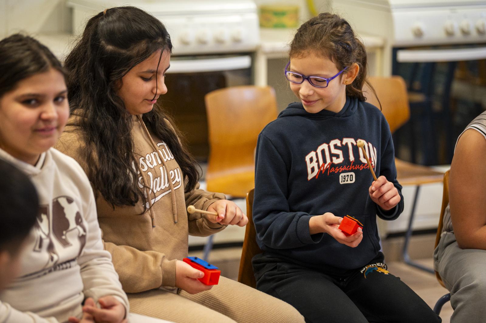 A superaros énekóra szinte végig mozgásban telik. Összetett, ritmusos taps vagy lábdobogás kíséri a dallamokat