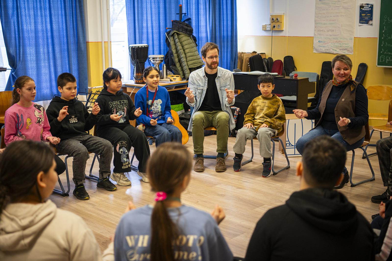 A superaros énekóra szinte végig mozgásban telik. Összetett, ritmusos taps vagy lábdobogás kíséri a dallamokat