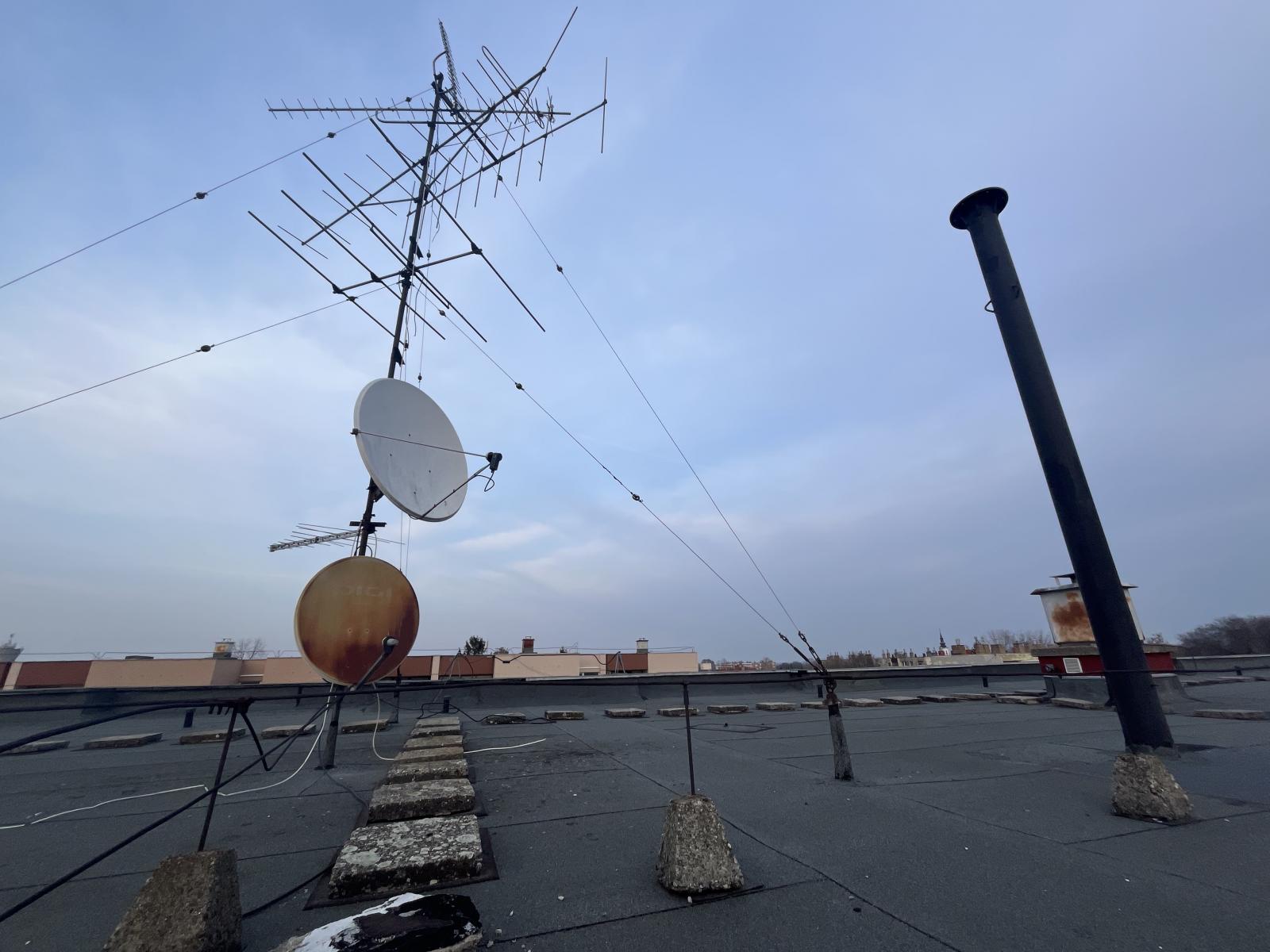 Még egy pillantás a Wind-Electric legendás vasoszlopára, miközben úgy tűnik, a terveik sem voltak sokkal egyenesebbek (valójában csak az optika torzít, az oszlop egyenes, és ez az összes pozitívuma) 