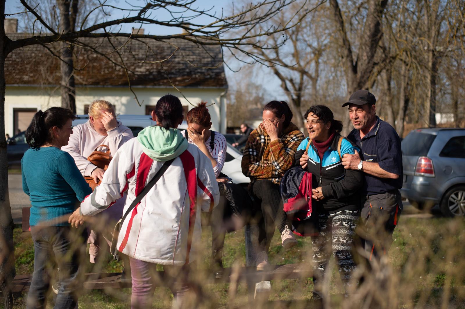 A közmunkások aznapra végeztek, és a kerítésen túlról hallgatták Magyar Pétert 