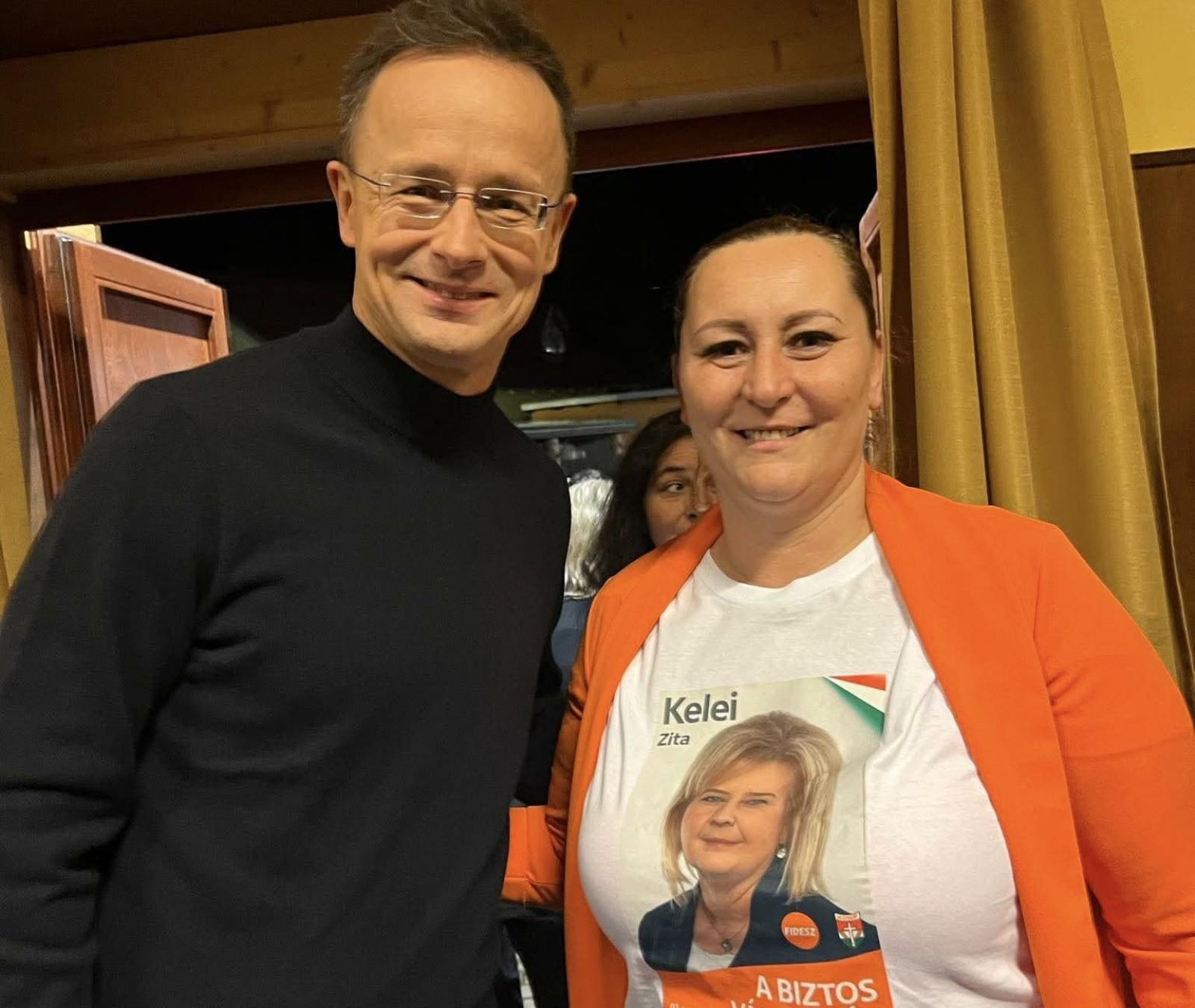 Baloghné Vitelics Mónika  talpig narancssárgéban egy barcsi zártkörű Szijjártó-fórumon: egyiküket sem viselte meg a Lázár-vélemény 