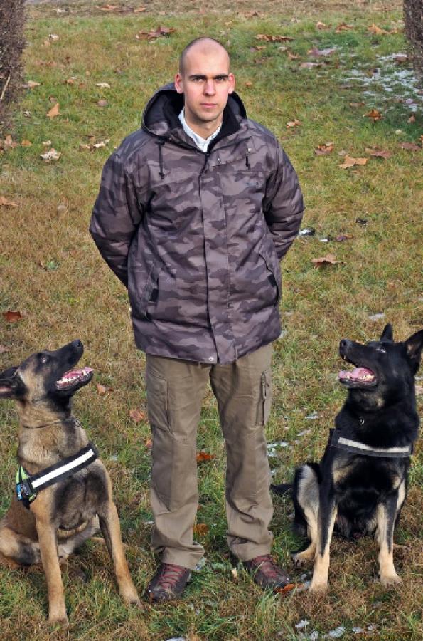 Deák Gábor, a Magyar Madártani és Természetvédelmi Egyesület (MME) méreg- és tetemkereső kutyás egységének vezetője